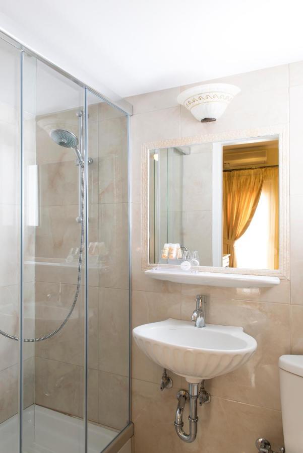 Double or Twin Room En Suite Bathroom